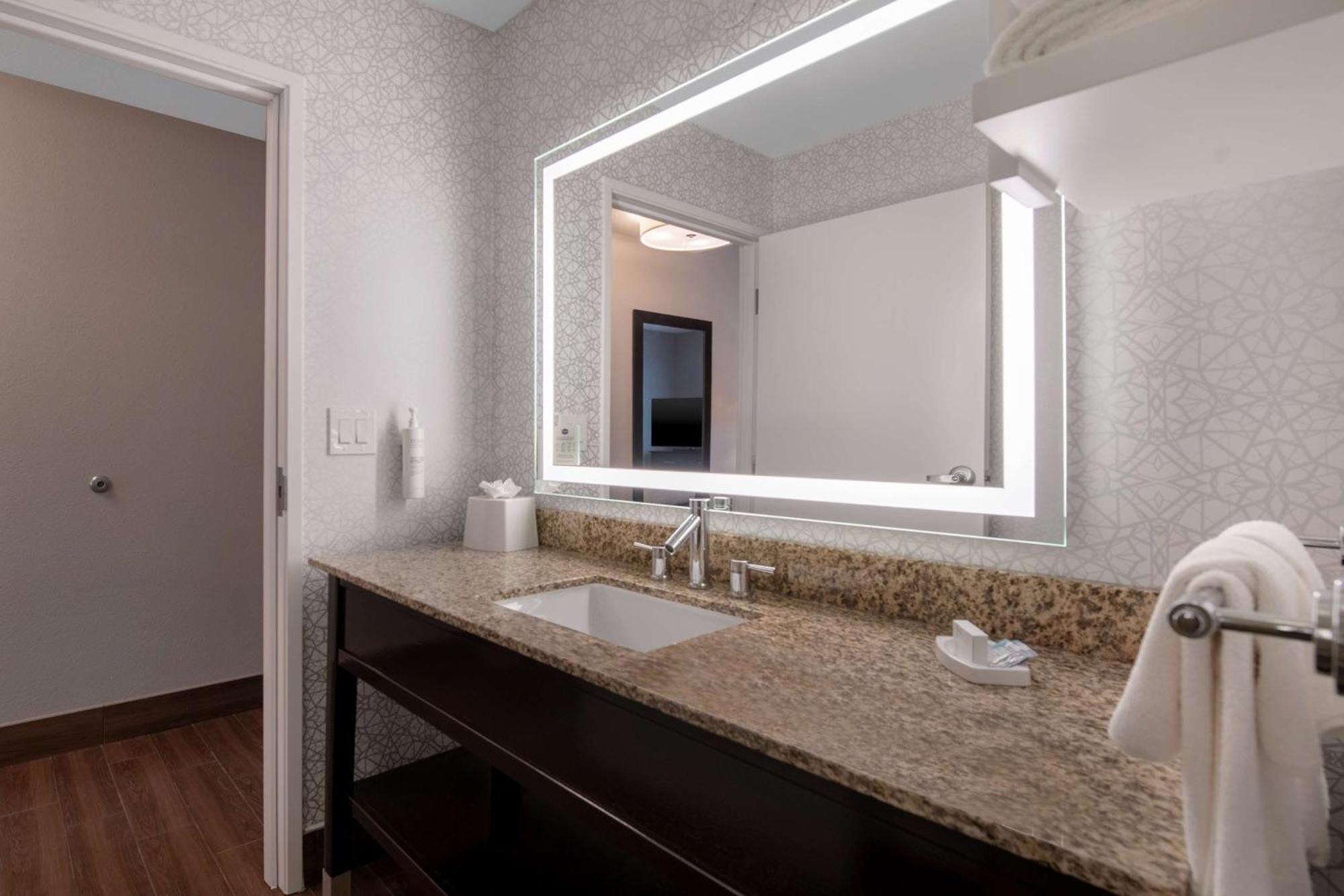 Hampton Inn & Suites Харви Екстериор снимка